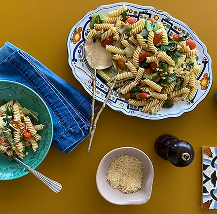 MACARRÃO COM ESCAROLA, TOMATE E ALHO